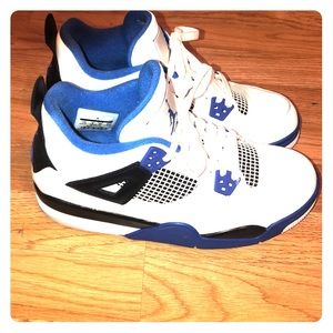 Jordan Retro 4’s white and blue